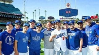 ドジャースがコンフォートに優勝リング贈呈　古巣の仲間に囲まれ満面笑み　今季はカブスに在籍で打率・３０４マーク