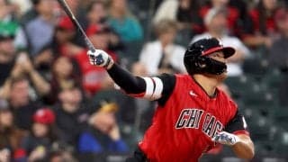 「あれで入るのかよ…」米ファンを“バグらせた”村上宗隆の脅威の片手弾　体勢崩しながらもリーグトップタイの11号、年間68発ペース「MLBのスカウトたちは完全に見逃した」「ガチの神やな」