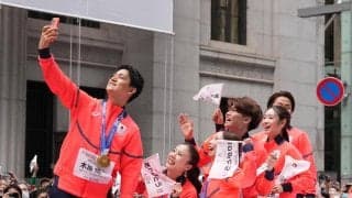 【フィギュア】「龍一くんが私の1番のパートナー」りくりゅうに大歓声→三浦は手持ち旗で顔隠す