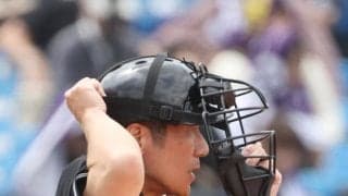 慶大－明大戦で球審がヘルメット初着用　溝内健介審判員「今後も使ってみようかなと」