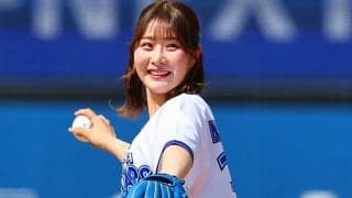 【DeNA】女子ゴルフ都玲華「385」ユニで始球式、捕手の左にボールそれマウンド上で頭抱える
