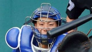 球場騒然　ヤクルト・オスナが空振りしたバットが中日・石伊の頭に直撃　ヘルメットの上からでも衝撃大きく治療でベンチへ→プレー再開でスタンド拍手