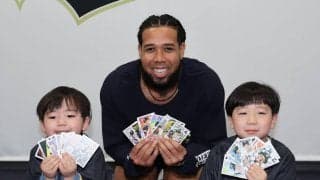 【オリックス】エスピノーザ、子どもたちと「かるた取り」挑戦「ひらがなは読める」８枚ゲット