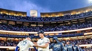 大谷翔平　試合後に恒例の儀式→山本由伸ともじゃれ合うｗ課題を提示していたロバーツ監督とも笑顔でハイタッチ