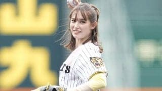 「綺麗すぎて二度見」甲子園に登場した“才媛美女”　ショートパンツでの一投に喝采「お人形さん」