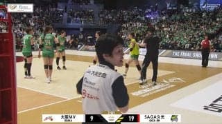 女子バレー、黄色いビブスで公式戦に！？ 突然現れた“目立ちすぎる”リベロにファン驚き