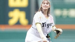 「マジ、天使やな」ミニスカふわり　甲子園に降り立った“勝利の女神”、可憐な始球式に話題沸騰「透明感半端ない」