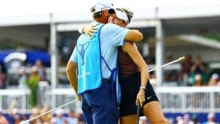 “無双”翌年の未勝利でキャディは白髪が…世界1位奪還ネリー・コルダが歓喜のプールダイブ