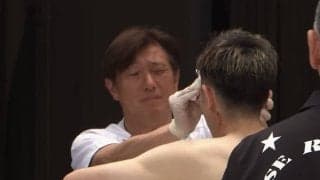 「映像でお見せできない」「眉毛が縦に割れた」ドクターも思わず顔をしかめた衝撃光景に実況アナと現王者も絶句