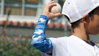小中学生に「手投げ」が多くなるワケ　選手生命にも影響…誤動作を招く“サイズ感”
