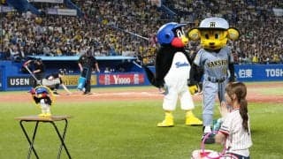 【ヤクルト】つば九郎５回裏終了後に輪投げで“暴投”、リクエスト要求も　活動再開後初めて挑戦