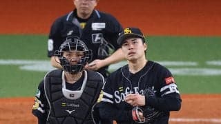【ソフトバンク】海野隆司が死球で苦悶の表情　左手首付近に直撃も、治療後はプレー続行