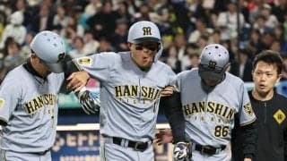 阪神　森下が左足に自打球を受けて負傷交代　場内騒然