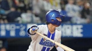 【DeNA】度会隆輝、代打登場も死球で負傷交代、右すね付近直撃も相川監督「大丈夫です」