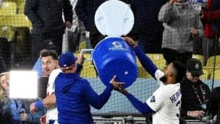 ドジャース　クールなタッカーが思わず「ギョッ！」背後から駆け寄ってきた同僚　びしょ濡れ直前の表情がｗド軍専属カメラマンが公開
