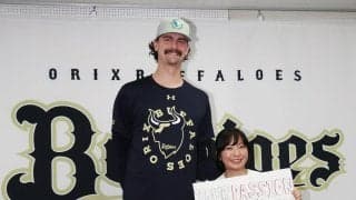 【オリックス】身長213センチのジェリーが小さくなった!?　遠近法２ショットでファンと交流