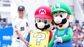 【ロッテ】ソトがマリオ、ルイージとともに「ハテナブロック」塁ベースの贈呈式に参加