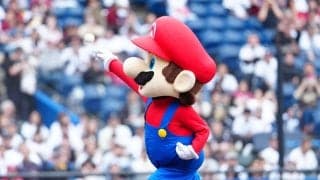 【ロッテ】マリオが豪快なフォームで始球式　外角低めへストライク投球