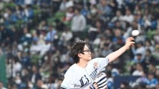 「い～や、大暴投～」人気芸人がベルーナＤセレモニアルピッチ登場もまさかの転倒大暴投に球場騒然