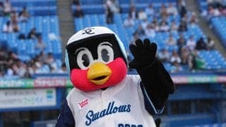 【ヤクルト】つば九郎と阪神トラッキーが“ヘルメット”交換　相手球団のものかぶり「バズーカタイム」