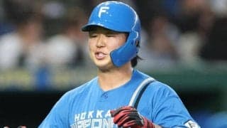 これは痛い・・・日本ハム・進藤が悶絶　ファウルが直撃でうずくまる　新庄監督も心配そうに「×」と問いかけるもプレー続行　球場拍手