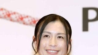 元なでしこ鮫島彩さん、ピンクのおそろいで子どもと砂浜散歩「鮫さん、めっちゃママしてる」の声