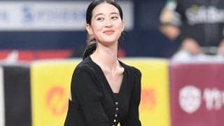 反響止まぬ“背中パックリ”のモデル女性…「何であんな簡単に取れちゃうの？すごーい」　始球式で捕手役を務め「判断力も半端ないですね」