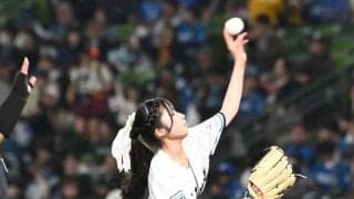 ポニテの大きな白リボンがひらり　１４歳ミクチャライバーが始球式　ノーバンならずも左腕から力強い投球披露