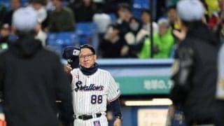 ヤクルト・池山監督が藤川監督に謝罪ポーズ「空気は悪く。故意じゃなくてもね」死球から異様な雰囲気が一変、両軍のコーチ陣もベンチへ下がる