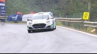 雨のダウンヒルでラリー車が「すべってる」 豪快スライド→カウンターで立て直す神業「濡れてるのにこの速度」驚きの声