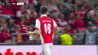 鈴木唯人もびっくり？ サッカー欧州リーグ、ピッチに“謎の飛来物”突き刺さり試合中断の珍事「スタンドからこの距離を」実況も驚く