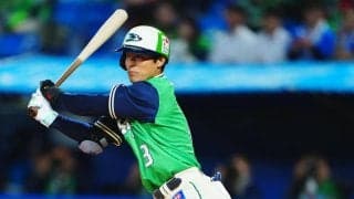 【ヤクルト】茂木栄五郎の帽子が中堅まで飛ぶハプニング　岩田幸宏も笑顔で渡す　強風の神宮騒然