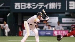 鷹・柳田悠岐、死球で途中交代　右膝に直撃→立ち上がれず悶絶…本拠地に怒号響く