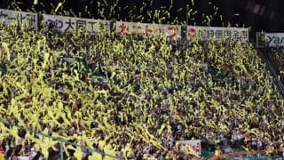 【阪神】ジェット風船が強風で大変！　100個以上の風船がグラウンドに　スタッフが懸命に片付け