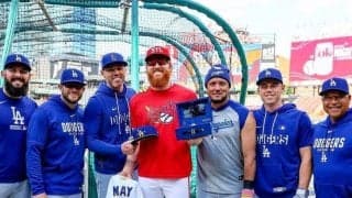 ドジャースが不屈の右腕に優勝リング贈呈　右肘＆内臓の手術乗り越え復活→先発陣崩壊の中でローテ守る　昨季途中にトレード移籍　夫人にも注目集まる
