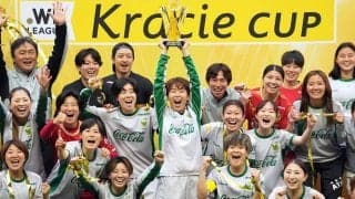 ベレーザ歓喜の瞬間にレジェンド2人も！｢サッカーの神様っているんですね｣今季限りで引退のDF岩清水梓が息子と掲げた優勝トロフィー