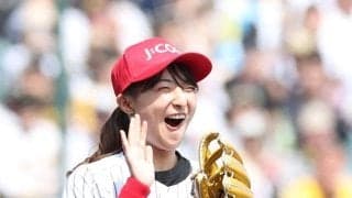 阪神　坂本花織さんの始球式に「笑顔最高だった！」「投げるのも上手い」「そのままブルペンに」躍動感溢れる美フォームに大歓声　ニコニコ笑顔に釘付け