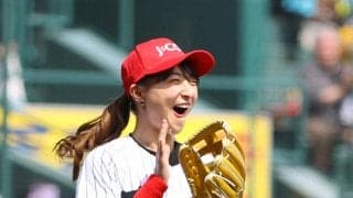 【阪神】神戸出身のフィギュアスケーター坂本花織が笑顔で始球式、背番号39ユニホーム姿