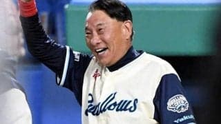 ヤクルト・池山監督　初回いきなりリクエスト成功　ベンチで帽子を取って笑顔