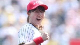 豪快フォームにどよめき　美女アスリートが完璧ノーバウンド…聖地で魅せた“スキル”