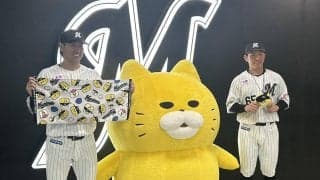 【ロッテ】高野脩汰、寺地隆成が「ノラネコぐんだん」とフォトセッション
