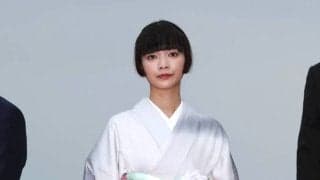 女優の見上愛が天皇賞・春の表彰式でプレゼンター　「サラブレッドの力強さに、ただただ圧倒されました」