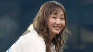 41歳元アイドルの「顔が小さ過ぎてビックリ」　可憐投球が話題…“凱旋”で味わった「緊張」