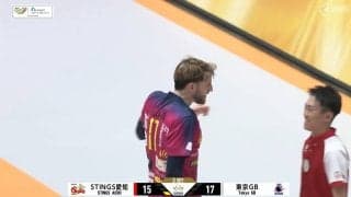 男子バレーで選手が線審に“絡む”珍光景「あれ入ってるよな？」ジャッジを巡る“やりとり”にファンもほっこり「イン判定になりそう笑」