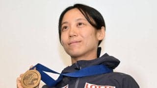 高木美帆さん「豪華すぎる２ショット」披露　青い花を手に…球界“レジェンド”と「日本の誇り」
