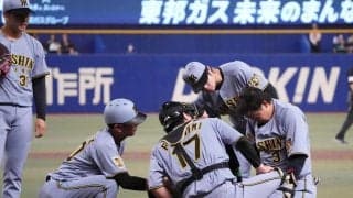 【阪神】大山悠輔、一塁守備でひやり…走者の手が顔にぶつかりしゃがみ込むも治療後プレー再開