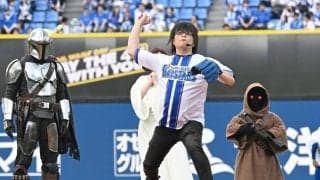 【DeNA】「スター・ウォーズ」始球式　声優森川智之がキャラクターと登場　ノーバン投球披露