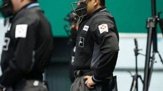 米でも球審退場…ファウル“顔面”直撃で崩れ落ちる　マスク吹き飛ばす衝撃、ファン騒然「見ていて怖い」