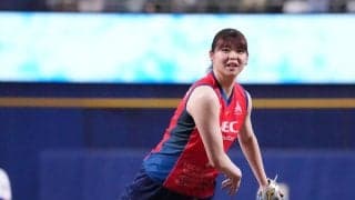 【バレー】ドアラが背伸び!?　184cm山田二千華、ノーバン始球式での衝撃２ショットを披露