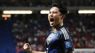 ｢めっちゃ愛されてるな！｣イングランド名門で年間MVPに輝いた日本人MF、神ファンサ＆愛され素顔に絶賛の嵐｢匂い嗅いで渡すの好きw」